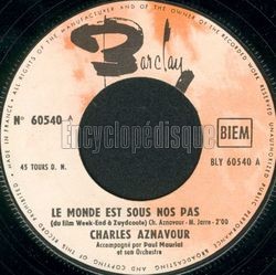 [Pochette de Le monde est sous nos pas (Charles AZNAVOUR)]
